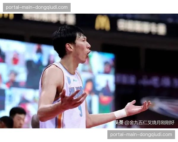 场下的“大魔王”：周琦参与社区儿童篮球活动