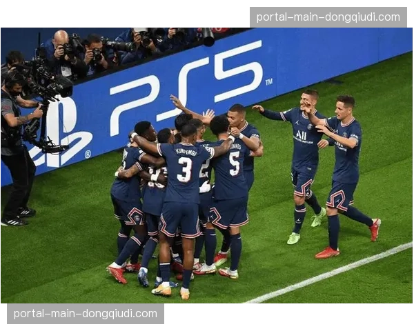 特写：南特队长在球队扳平比分后，向看台做出“团结”手势。